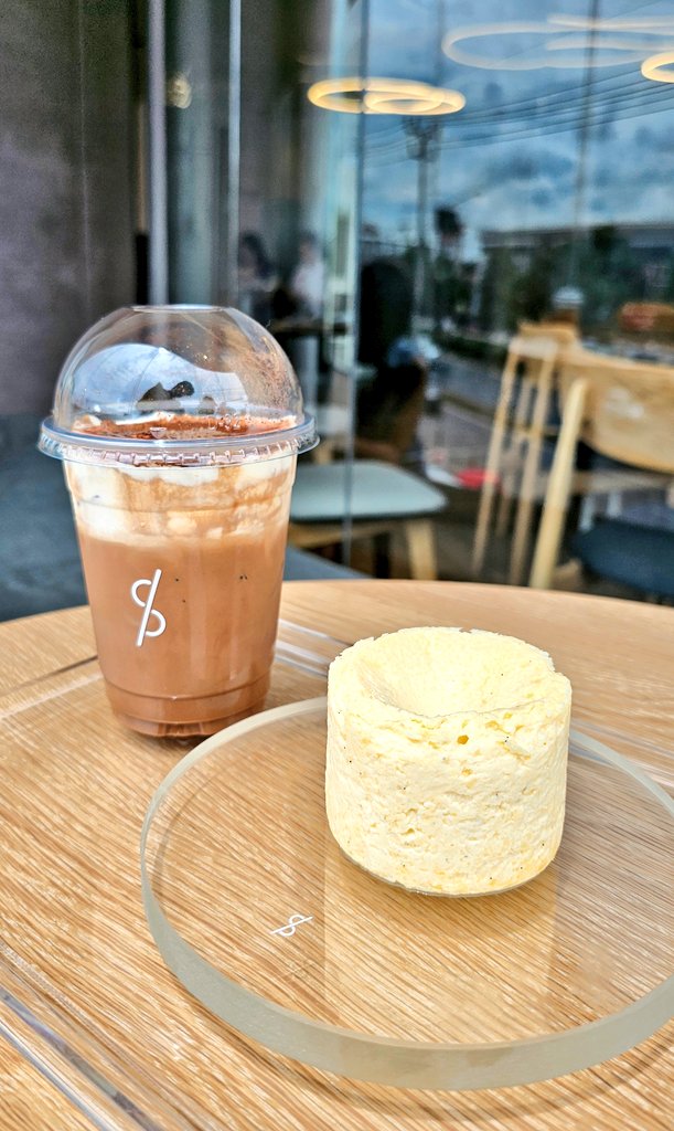 สายชีสห้ามพลาด! 🧀 #Edspaze แถวราชพฤกษ์ เค้กคือคุณภาพแน่น ละลายในปากแบบไม่จกตา 🥹 แต่เครื่องดื่มนี่แรงอยู่ 💸 ที่สำคัญ ของดีจริง คนแน่นมาก ไป 11 โมงคือบางอย่างหมดแล้วนะ! #TriplePreview #รีวิวคาเฟ่ <a href="/Kin24hrs/">กิน24ชั่วโมง</a>