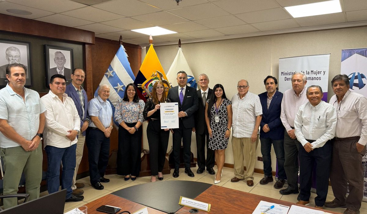 DDHH_Ec's tweet photo. 📍#Guayaquil
Hoy damos un paso firme junto a la @ccgconstruye. Con este convenio más mujeres se formarán en técnicas de construcción, rompiendo estereotipos y ganando independencia. 💜🛠️✨

Así construimos #ElNuevoEcuador 🇪🇨 https://t.co/EIZWbsqSJX