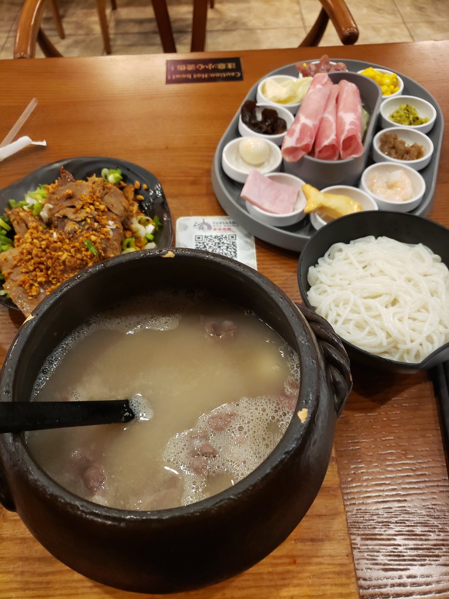 worstninjaever's tweet image. This is how my dinner at Yunshang Rice Noodle (unfortunately within falling distance of my condo) showed up.

Regular rice noodle comes with the 10 sides/toppings. Plus, I got that side dish on the left.

This place is dangerous!