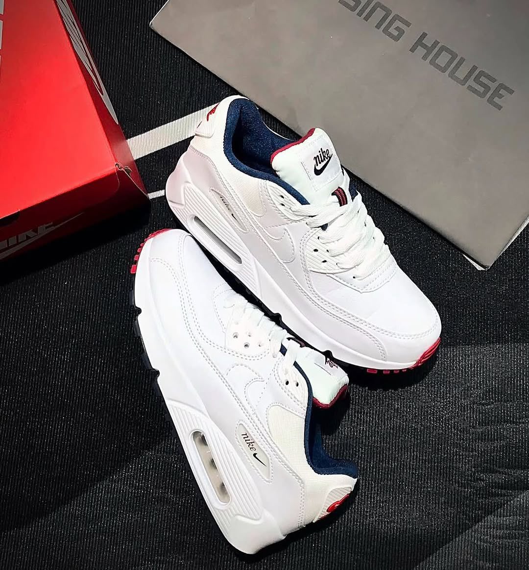 mactrendz's tweet image. WhatsApp +256755272634 for deliveries – Nike Air Max 90 “Paris White” available in sizes 37–45. A clean, versatile classic with Parisian-inspired detailing, timeless comfort, and everyday street-ready style.
#NikeAirMax90 #ParisEdition #MacTrendzUG #UgSneakers #StreetStyleUG