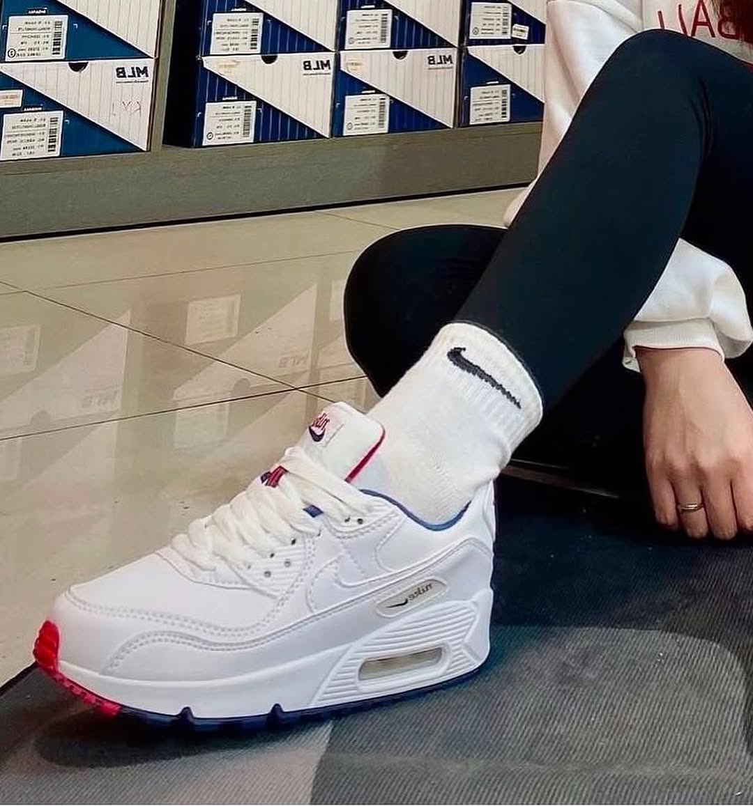 mactrendz's tweet image. WhatsApp +256755272634 for deliveries – Nike Air Max 90 “Paris White” available in sizes 37–45. A clean, versatile classic with Parisian-inspired detailing, timeless comfort, and everyday street-ready style.
#NikeAirMax90 #ParisEdition #MacTrendzUG #UgSneakers #StreetStyleUG