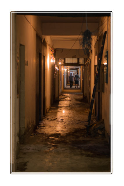 photos_dsmith's tweet image. #friends walking down an #alley in the #Chinese #city of #Xian. Many of the #localbusinessowners / #local #residents come out at night to spend time with their #families and to do #business during the #cooler #evenings. #nightphotography #night #photography #streetphoto #China