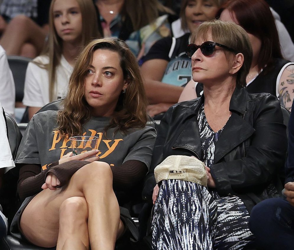LINDAS! Aubrey Plaza e Patti LuPone juntas no jogo do Liberty hoje no Barclays Center. 🩶