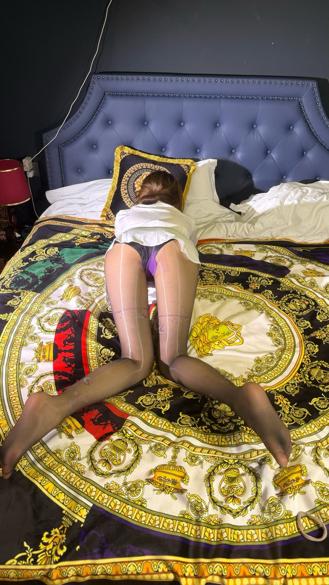 感觉男人是这个世界上最能画大饼的群体，没开始之前说操死你操晕你，结果就是甚至连30秒都坚持不到，我可能是被气晕的

#丝袜美腿 #丝袜母狗 #反差婊 #丝袜足交 #高跟鞋足交 #丝袜控 #足交踩射 #女王大人 #女S调教 #女m陪调 #母狗发骚