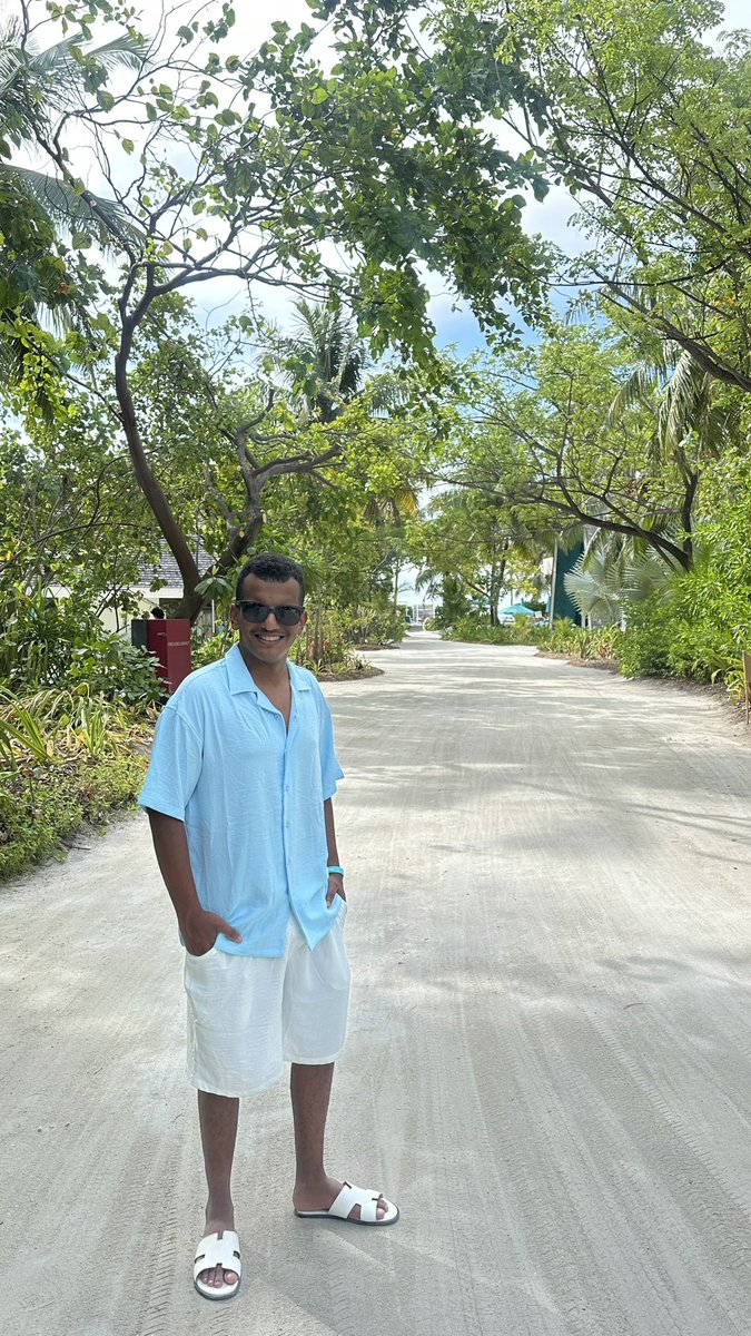 Hoshos_5's tweet photo. Blue skies, blue seas, and a heart full of love 🏝️💙✨ https://t.co/W26XQTzn98