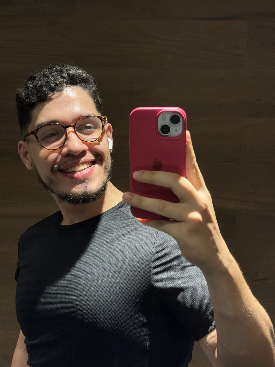 CharlesPuty's tweet photo. Mais um dia 💛 https://t.co/IkutzVzIvF