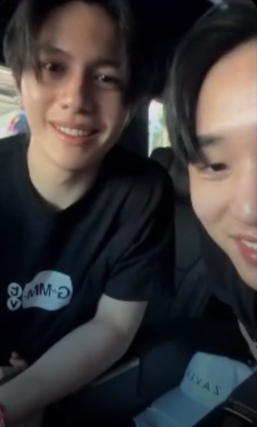 harxeuphoria's tweet photo. gmm outing 2024 = est’s mom send 
gmm outing 2025 = william’s dad send 

#GMMTVOuting2025 
#WilliamEst #วิลเลี่ยมเอส https://t.co/mUkTzRkL7w