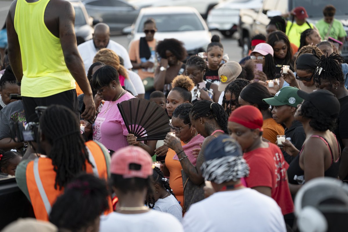 NewEmergingKing's tweet image. 342 strong tonight in Albany.
We ran, we prayed, we lit candles, and we honored the life of Rasheed Moore.

Bad news might get headlines, but the good news is right here—people choosing health, unity, and hope over violence.

We are the traffic. 🕯️✊🏾
