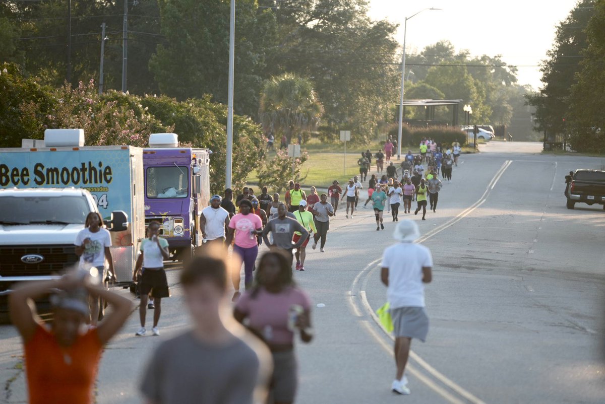NewEmergingKing's tweet image. 342 strong tonight in Albany.
We ran, we prayed, we lit candles, and we honored the life of Rasheed Moore.

Bad news might get headlines, but the good news is right here—people choosing health, unity, and hope over violence.

We are the traffic. 🕯️✊🏾