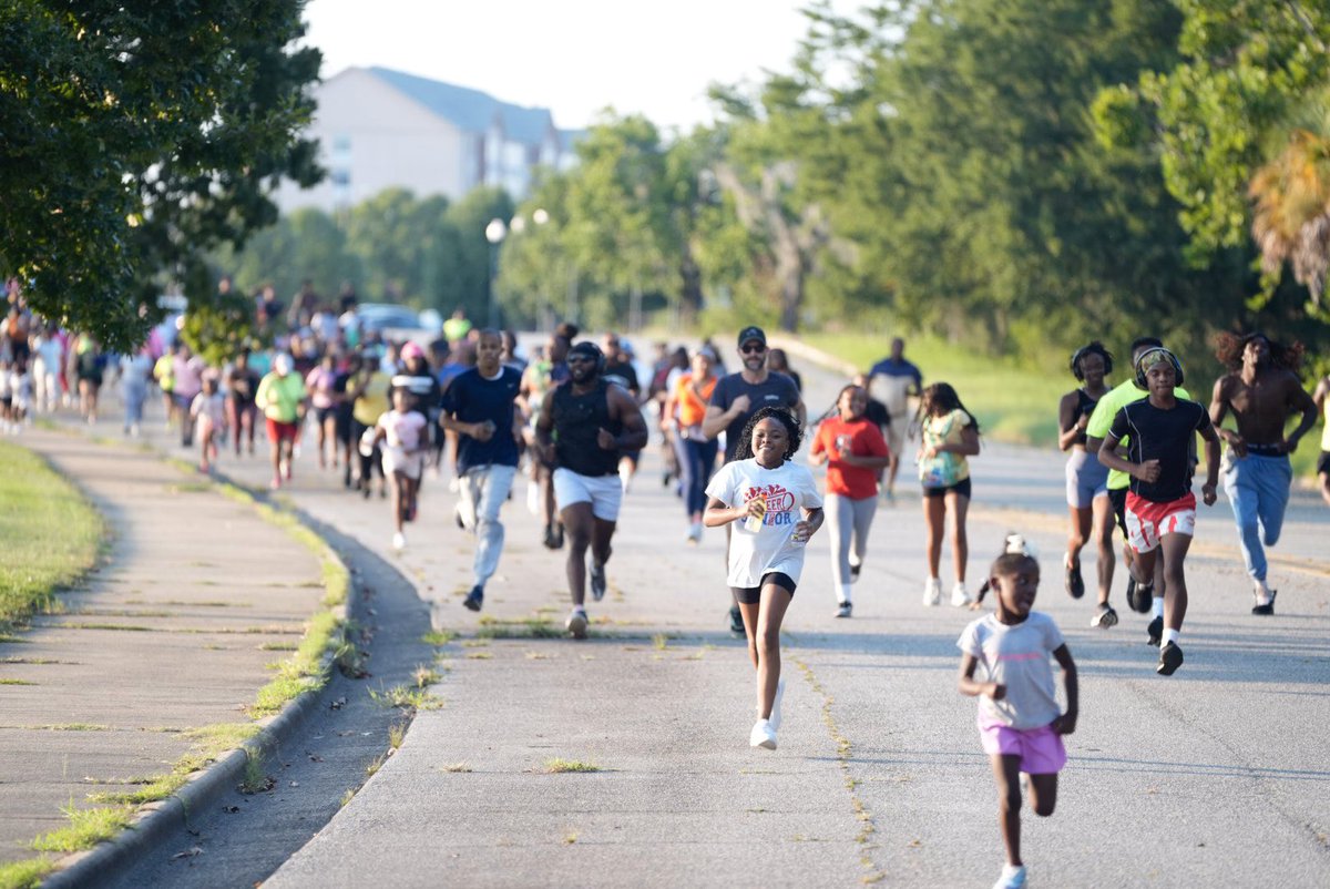 NewEmergingKing's tweet image. 342 strong tonight in Albany.
We ran, we prayed, we lit candles, and we honored the life of Rasheed Moore.

Bad news might get headlines, but the good news is right here—people choosing health, unity, and hope over violence.

We are the traffic. 🕯️✊🏾