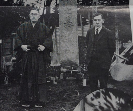 続き・・
私の従弟永倉正とともにこの石碑の前に立った。あおいで当年志士の情を偲び、俯して青苔生せる石碑を撫しつつその裏面に『旧新撰組永倉新八改め杉村義衛建之』と刻まれているのがおぼろげに古び薄れいくのを見たときには、眼前にゆくりなくも先考の面影を思いうかべて、・・続く