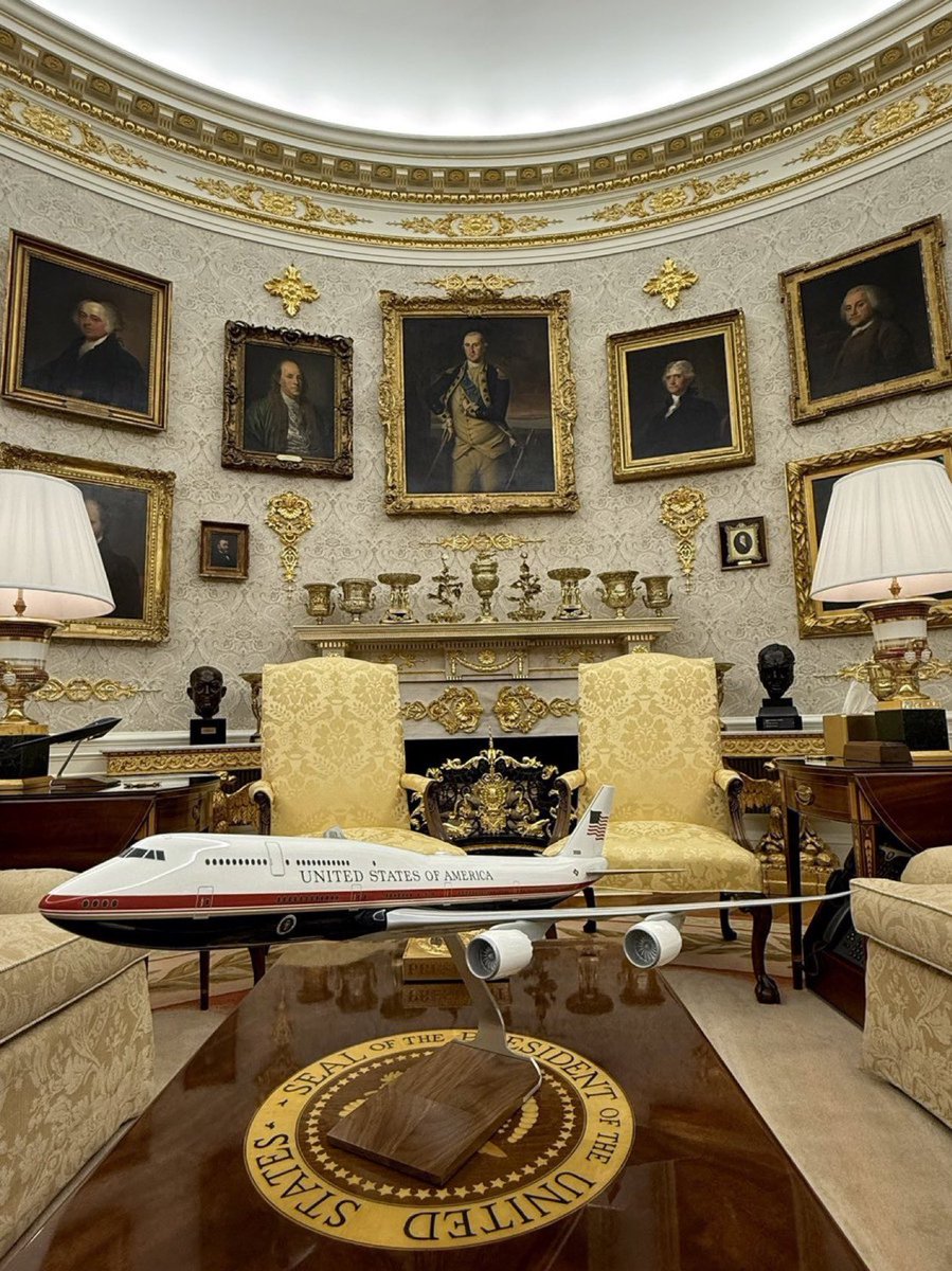 Do you like what Trump has done with the Oval Office? 

🇺🇸🔥