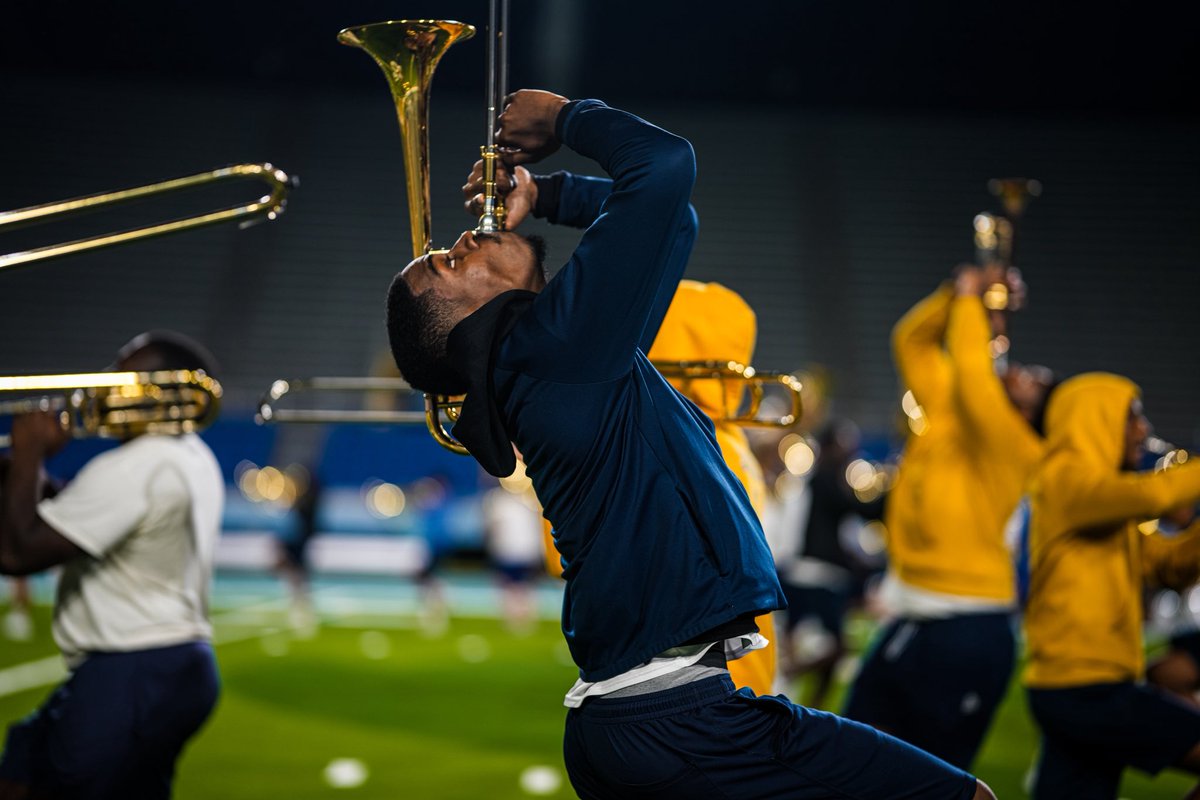 SU_HumanJukebox's tweet image. Championship mentality starts with a vision. 👑
One leader in focus, a thousand ready behind him. The Human Jukebox is locked and loaded.

#Humanjukebox #Southern