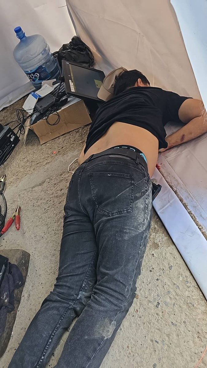 DDK0032's tweet photo. Asi quedaron los cuerpos de "ERNESTO BARAJAS" y su STAFF ejecutados en una pension de carros en Guadalajara Jalisco https://t.co/tHeVkLK6wH