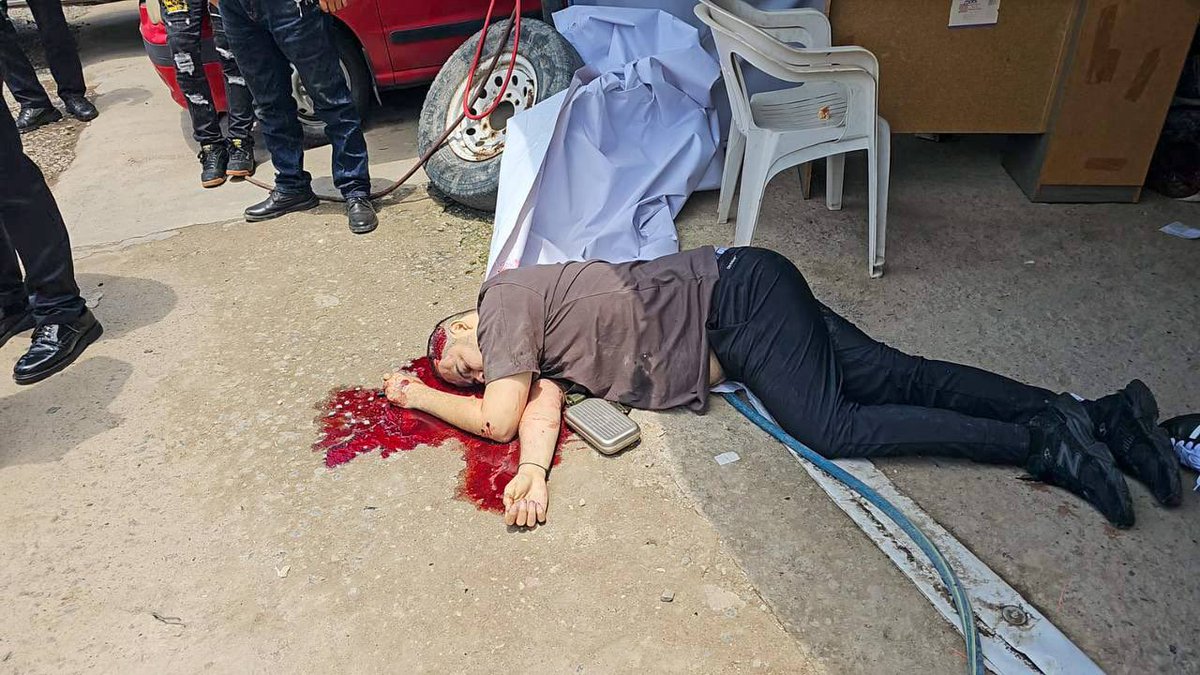 DDK0032's tweet photo. Asi quedaron los cuerpos de "ERNESTO BARAJAS" y su STAFF ejecutados en una pension de carros en Guadalajara Jalisco https://t.co/tHeVkLK6wH