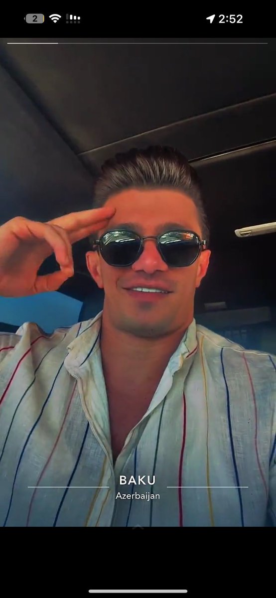 اللي اعتدى على الشباب السعوديين بين رجال الشرطه في أذربيجان طلع مرشد سياحي زبائنه سعوديين هذا حسابه
كان الاولى الشرطة تأمن الحماية لهم