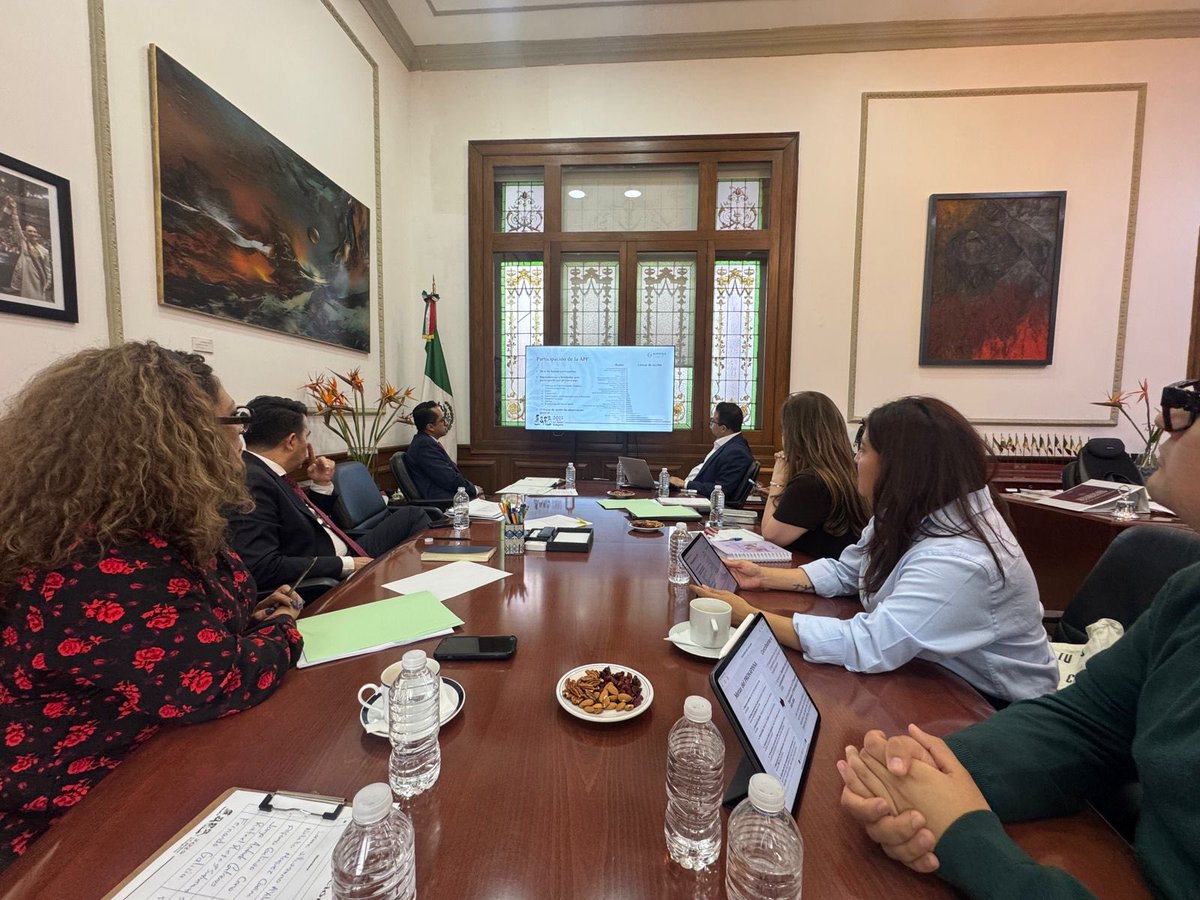 Trabajando con él Subsecretarío de Gobernación ⁦<a href="/arturomedinap/">Arturo Medina</a>⁩ y parte de mi equipo de ⁦<a href="/SIPINNA_MX/">Sipinna</a>⁩ sobre la agenda de derechos humanos de niñas, niños y adolescentes. Vamos con todo !!!