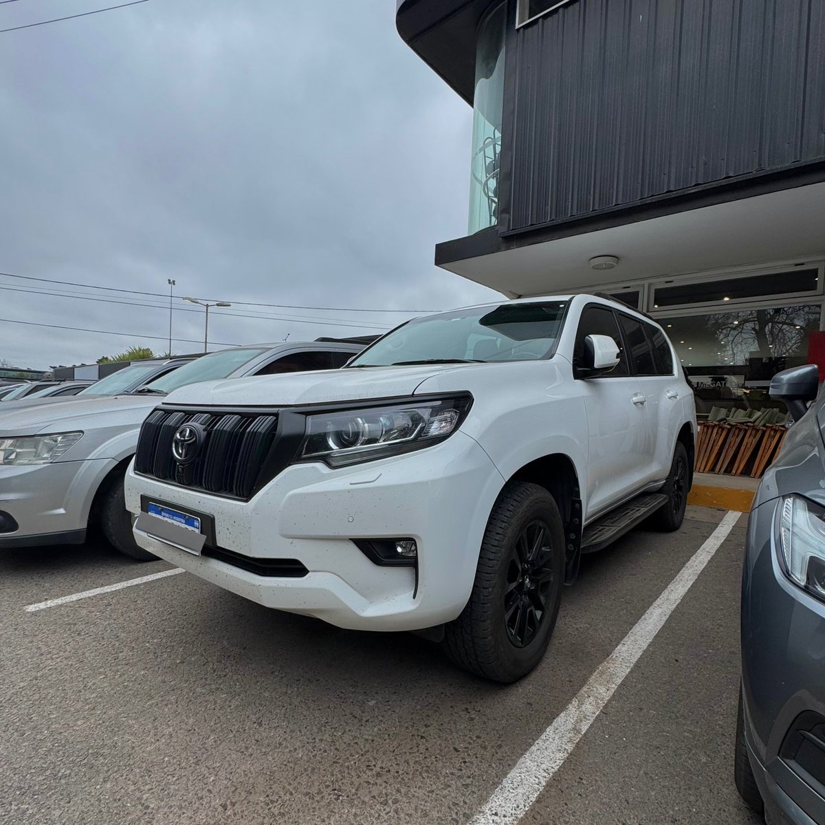 Impresionante como TODOS los autos alrededor de este bicharraco quedan diminutos

Conocen alguna camioneta que se le comprare a estas Land Cruiser en robustez y calidad?