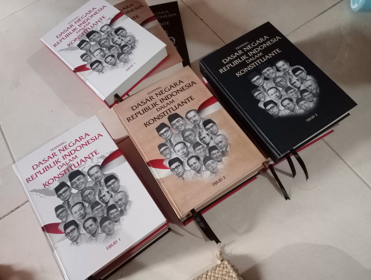 Repro risalah TENTANG DASAR NEGARA DALAM KONSTITUANTE (1958). 3 Jilid, 1439 hlm., hardcover, hanya Rp. 1 Juta + ongkir. "Tjara² Jang sematjam itu sudah biasa kita lihat prakteknja dalam teknik propagandanja golongan Saudara Njoto!"ujar Zainal Abidin Ahmad (Masjumi). Ayo pesan?
