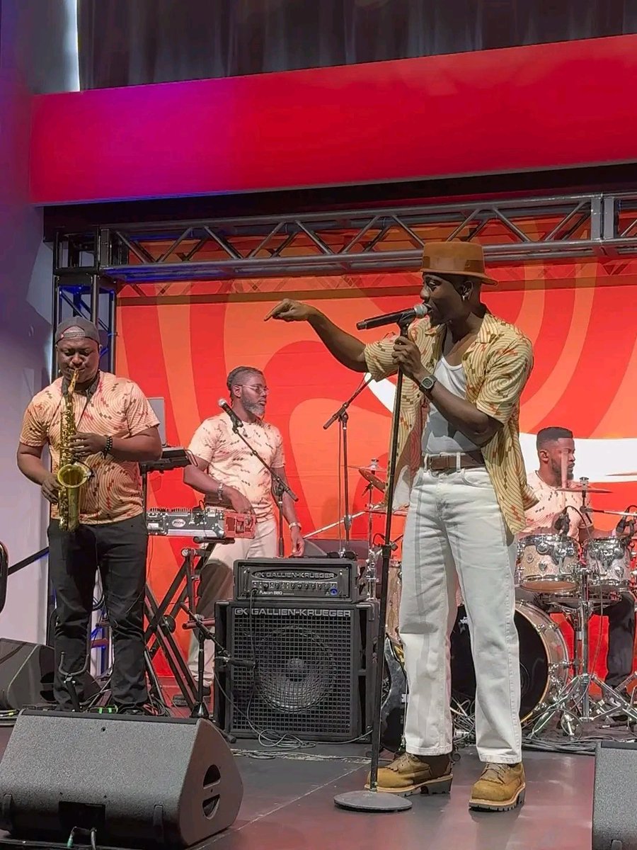 O1B Visa in the USA! <a href="/drizilik/">CENTRAL BOY DRIZLA 🇸🇱</a> congrats.
Som fans dem Artist nor get am 😊
I dea see som jealosi