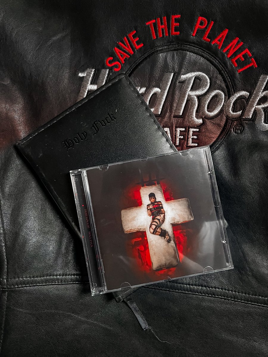 Dav_Xtian31's tweet photo. Happy 3 years #HOLYFVCK You saved my life. https://t.co/LdDfEOkpQY