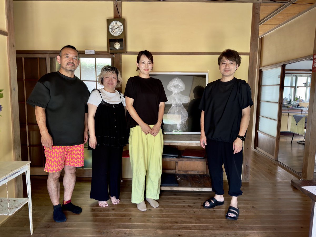 berry_summer's tweet photo. 昨日YBSラジオ中継で早川町奈良田の「水乃ロ」（みのくち）へお邪魔しました。@NaradaMinokuchi 
オーナーの桑嶋さんご夫妻が昭和30年頃建てられた民家や蔵をリノベーションし宿泊が出来ギャラリー＆リフレクソロジーが受けられる場所になっています。

母屋の客間を宿泊部屋に。お蔵をシアタールームに。車庫を野外シアターとギャラリーに。路地に面する建物は駄菓子やアイスクリームを販売する場所に。とてもわくわくする素敵な空間でした。

母屋の一室にはリフレクソロジーサロン があります。美容師で理学療法を学ばれている日向さんの施術がこれまた素晴らしくて感動。秘境と言われる早川町奈良田の山々に抱かれながら生活音が一切なく鳥と虫の声をBGMに心も体も軽くなりました。こちらは毎週月曜のみですがぜひ！