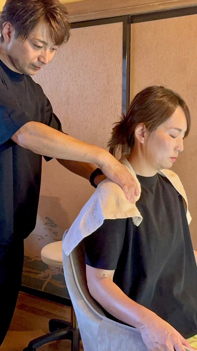 berry_summer's tweet photo. 昨日YBSラジオ中継で早川町奈良田の「水乃ロ」（みのくち）へお邪魔しました。@NaradaMinokuchi 
オーナーの桑嶋さんご夫妻が昭和30年頃建てられた民家や蔵をリノベーションし宿泊が出来ギャラリー＆リフレクソロジーが受けられる場所になっています。

母屋の客間を宿泊部屋に。お蔵をシアタールームに。車庫を野外シアターとギャラリーに。路地に面する建物は駄菓子やアイスクリームを販売する場所に。とてもわくわくする素敵な空間でした。

母屋の一室にはリフレクソロジーサロン があります。美容師で理学療法を学ばれている日向さんの施術がこれまた素晴らしくて感動。秘境と言われる早川町奈良田の山々に抱かれながら生活音が一切なく鳥と虫の声をBGMに心も体も軽くなりました。こちらは毎週月曜のみですがぜひ！