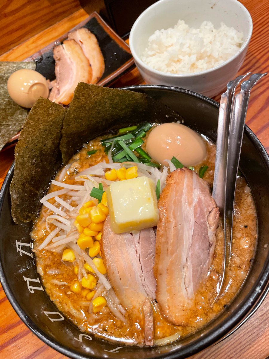 恵比寿 らぁ麺屋 つなぎ
『つなスペ味噌ラーメン』✨

熟成黒味噌と仙台味噌の濃厚背脂味噌ラーメン
✔︎国産ニンニクと豚骨の出汁が効いたスープ🔥
✔︎モッチリ硬めの自家製中太麺😎
✔︎山椒で味変🙌

もやしシャキシャキでチャーシューほろほろ🥳
美味しいです😘