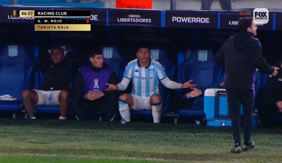 Debut como titular, asistencia, gol anulado, pidió el cambio y lo expulsaron desde el banco. Marcos R. full experience.