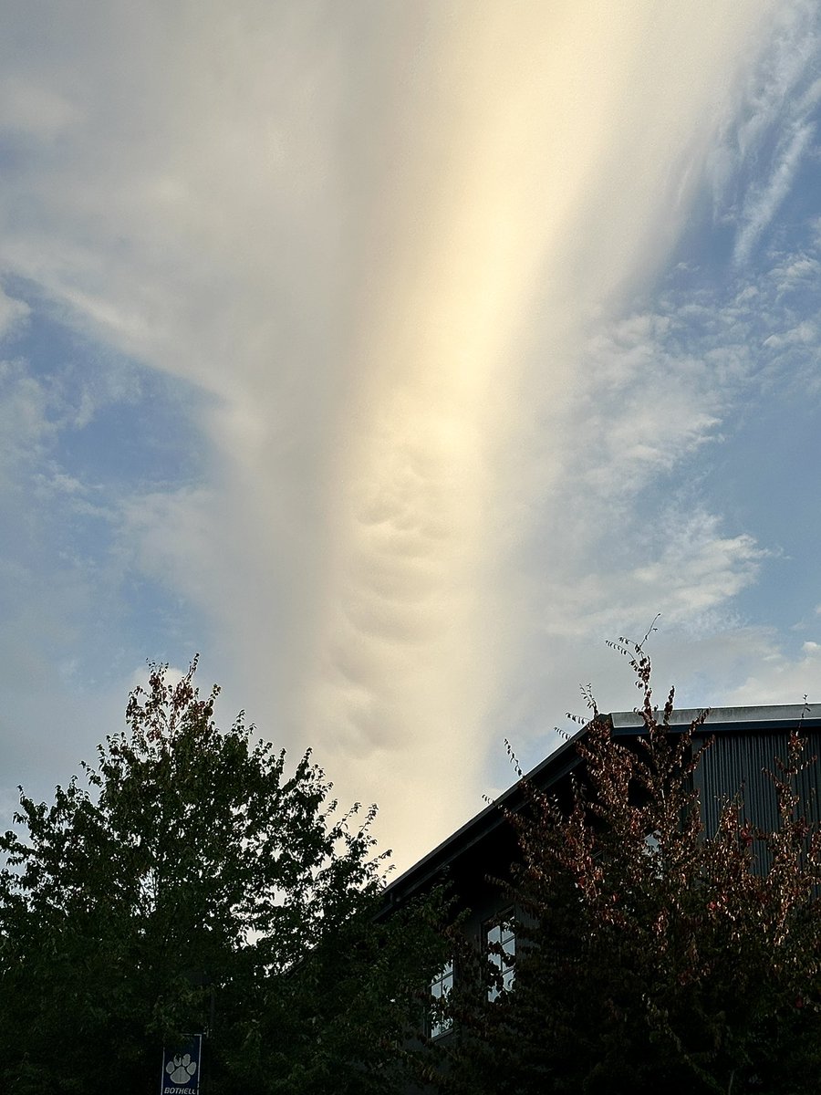 Interesting clouds with a mammatus look 🤔 #wawx