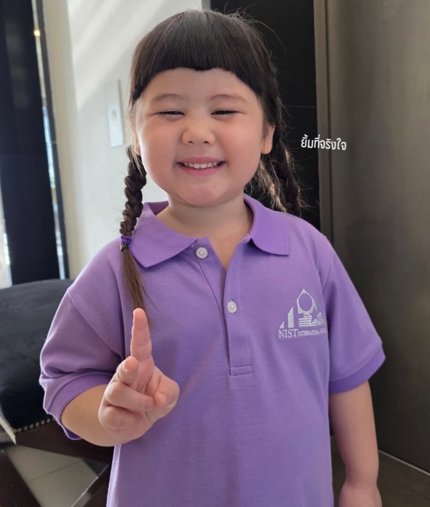 วันนี้หัวหน้าห้องถักเปียไปโรงเรียน