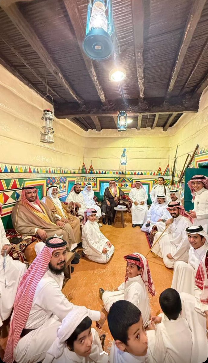 حنينٌ للماضي الأصيل 🌿
صورة من عدسة الزميل الإعلامي عبدالله آل عبيد <a href="/abd_al_obaid/">عبدالله آل عبيّد</a> في مجلس قصر آل عبيّد الأثري، حيث يظهر جمال تطبيق ما يُسمى أردف الصف؛ كبار السن في الصدر والأطفال والشباب مردفين خلفهم ليبقى المجلس رحباً عامراً بالحضور ✨
#منطقة_عسير