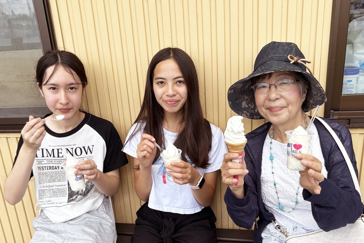 孫のカンナと彼女の友人を連れ、八ヶ岳のキャビンに行きました。
最高気温が23度と、大変過ごしやすい気候でした。
今回の旅の目的は、八ヶ岳高原音楽堂で行われた、葉加瀬太郎氏のコンサートを聴くためです。
バイオリンを勉強しているカンナにとって、とても良い刺激になったようです。