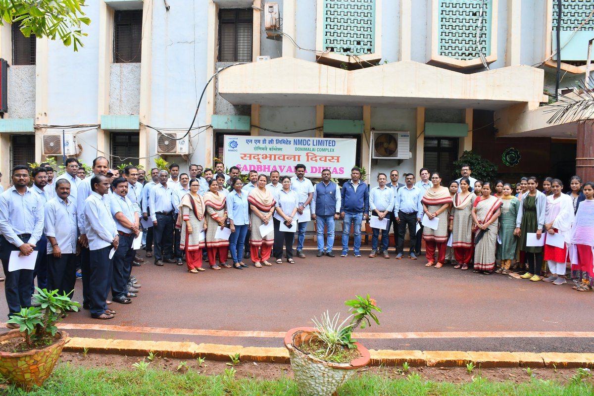 श्री एस बी सिंह, अधिशासी निदेशक (परियोजना प्रमुख) एवं परियोजना के सभी कार्मिकों हेतु दिनांक 20 अगस्त 2025 को दोणिमलै कॉम्प्लेक्स में आयोजित सद्भावना दिवस शपथ ग्रहण समोराह।