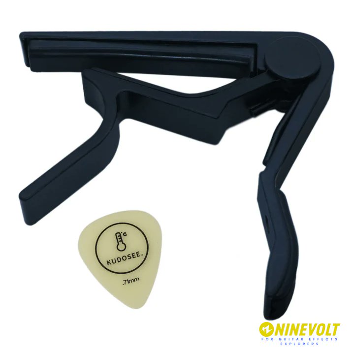 『9℃ / Basic Capo For Guitar』

カポタストは、ギターの演奏性をより高め、幅を広げます😁
カポをつけることにより、基本のキーを高くすることができます！
一般的なギターであればどのフレットに取り付けることもできます✨

詳しくはこちら▼
ninevolt.jp/products/9-bas…
