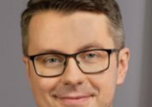 Adam_Karpinski (@adam83462787) on Twitter photo A przy tym jest "czynnym" mężem, ojcem i dziadkiem i znajduje jeszcze czas na haratanie w gałę  od leni świadczy o postępującej aberracji nieudaczników z PiS. Tak, tak, to mowa między innymi o tobie Piotrze Muller.
Przy Tusku jest pan NIKIM. A przy tym jest "czynnym" mężem, ojcem i dziadkiem i znajduje jeszcze czas na haratanie w gałę  od leni świadczy o postępującej aberracji nieudaczników z PiS. Tak, tak, to mowa między innymi o tobie Piotrze Muller.
Przy Tusku jest pan NIKIM.