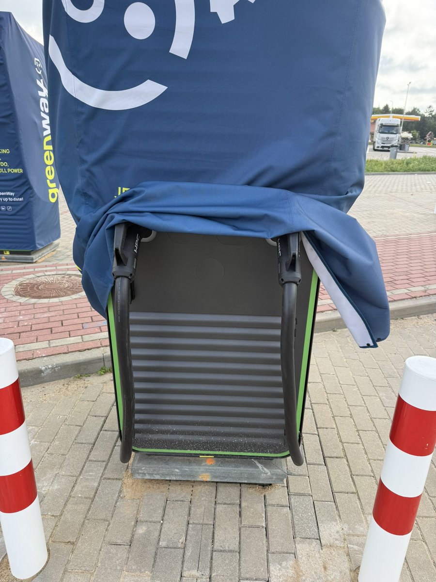 Za chwilę będzie nowe super miejsce do ładowania na S7 na trasie nad morze MOP Ostróda. 

Jest KFC, jest Burger King, jest jakaś restauracja.

Jest ładowarka 2x 150 kW, a za chwilę będzie dodatkowo 12x 200 kW.