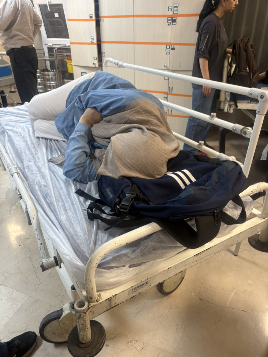 shirazi_yasaman's tweet image. رفتیم ‌اورژانس بیمارستان سینا. ی بالش نداشتن.
۳بارآمپول مریض دیگه روبه مادرم داشتن میزدن.اجازه ندادم رزیدنتهاجراحی کنند پرستاربه مامانم میگه زیاد زنده نمیمونی تختو خالی کن
به مدیریت اعتراض کردم گف دولتیه توقع نداشت باش
گفتم به وزیربگم حرفتو؟
گفت به هرکی میخوای بگو
@MrZafarghandi