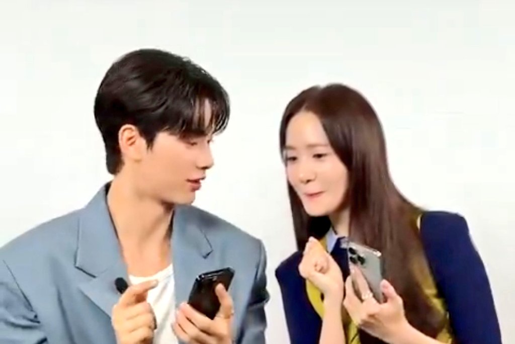 The fact that knets who have no idea how old he is really thought they are of the same age. Because they match so well. The chemistry works and the visual harmony is amazing. They r just so pleasing to look at. 

#Yoona #BonAppetitYourMajesty