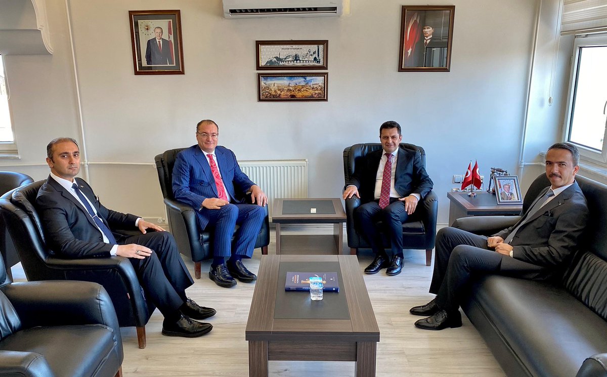 Kaymakam Ali ARIKAN’ı Millî Eğitim Bakanlığı Mesleki ve Teknik Eğitim Genel Müdürü Salih KAYGUSUZ ziyaret etti.
Ziyaret esnasında İlçe Milli Eğitim Şube Müdürlerimiz Turgut Karakuş ve Hasan Çağlar' da hazır bulundu.