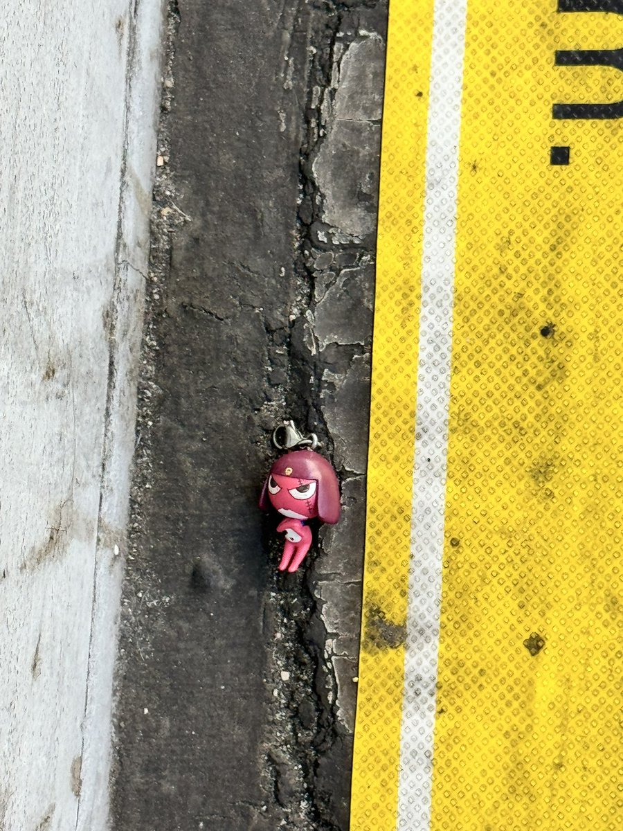 Fiddich's tweet image. 門真市駅にケロロ軍曹のキーホルダーが沢山脱走してた。