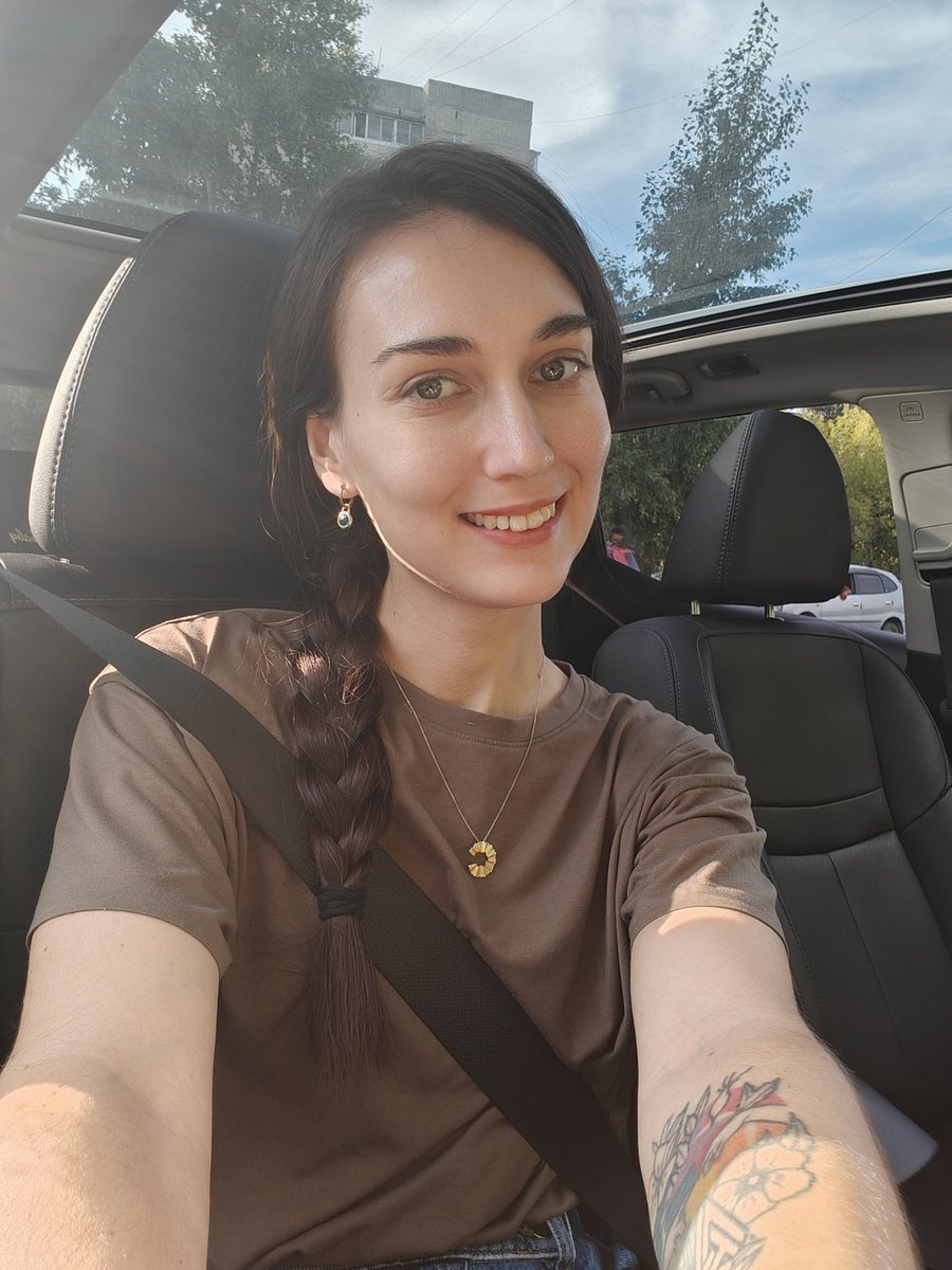 Стояла в пробке, какой-то мужчина из соседней машины комплиментов наговорил) приятно!