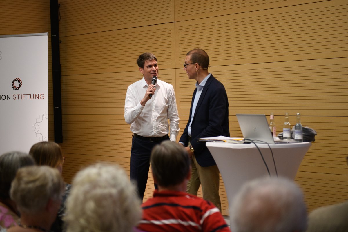 🌞Sommerempfang der Union Stiftung 2025 
Über 100 Ratsmitglieder aus dem ganzen #Saarland haben gestern den Weg ins Haus der Union Stiftung gefunden. Ein besonderer Dank geht an Prof. Dr. Ulli Meyer, Oberbürgermeister von St. Ingbert, für seine inspirierende Keynote.