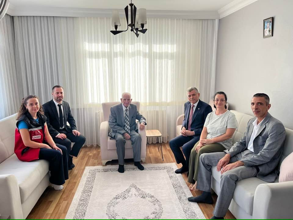 Eyüpsultan Kaymakamlığı (@eyupsultan_tc) on Twitter photo Kaymakamımız Sayın Dr. <a href="/ArslanYurt19/">Arslan Yurt</a>,
Kemerburgaz'da ikamet eden Kore Gazisi Ali GÜNANA'yı evinde ziyaret etti. Kaymakam YURT'a ilçe Sosyal Hizmet Müdürü Ramazan Üçal ile Mahalle Muhtarı Gürkan Yılmaz'da eşlik etti.
📍Mithatpaşa Kaymakamımız Sayın Dr. <a href="/ArslanYurt19/">Arslan Yurt</a>,
Kemerburgaz'da ikamet eden Kore Gazisi Ali GÜNANA'yı evinde ziyaret etti. Kaymakam YURT'a ilçe Sosyal Hizmet Müdürü Ramazan Üçal ile Mahalle Muhtarı Gürkan Yılmaz'da eşlik etti.
📍Mithatpaşa