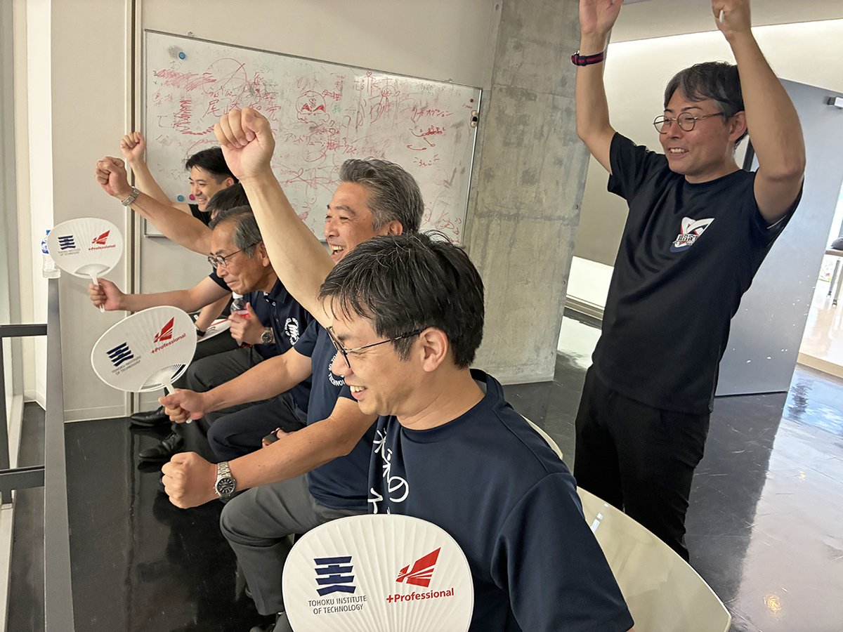 ＼　㊗️総合優勝おめでとう！！㊗️　／

総合優勝が決まった瞬間の学長たち🙌✨

#東北工業大学 #東北工大 #総合定期戦 #交流戦 #北海道科学大学 #応援ありがとうございました
