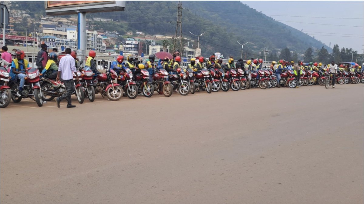 sir_damass's tweet image. 🚨𝗟𝗘𝗧’𝗦 𝗪𝗢𝗥𝗞 𝗧𝗢𝗚𝗘𝗧𝗛𝗘𝗥 𝗙𝗢𝗥 #𝗖𝗹𝗲𝗮𝗻𝗔𝗶𝗿

📌@REMA_Rwanda  has announced that the country will officially begin the Enhanced Vehicle Emission Testing on Monday, August 25, as part of the ongoing clean air campaign.

📌The new requirement applies to all…