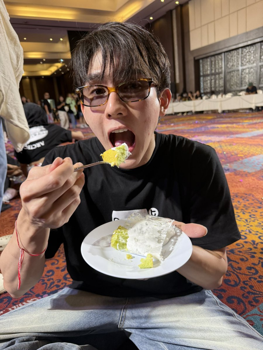 ใครจะทำไรก็ทำนี่จะกินอย่างเดียว
 #GMMTVOuting2025