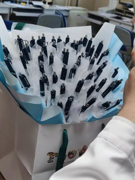 谁说医院没有浪漫？
有你失约的高楼大厦，
也有我插了一束铅笔鲜花，