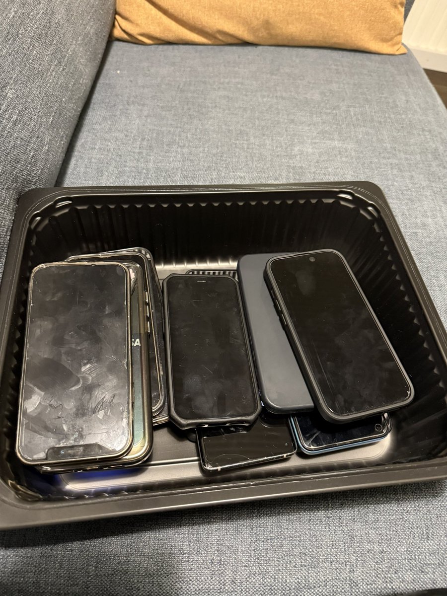 Olin pari yötä pojan leirikoulussa valvojana. Yhden leiriläisen mukaan oon kuulemma ”leirin chillein ope” vaikka keräänkin kännykät yöksi pois 😀