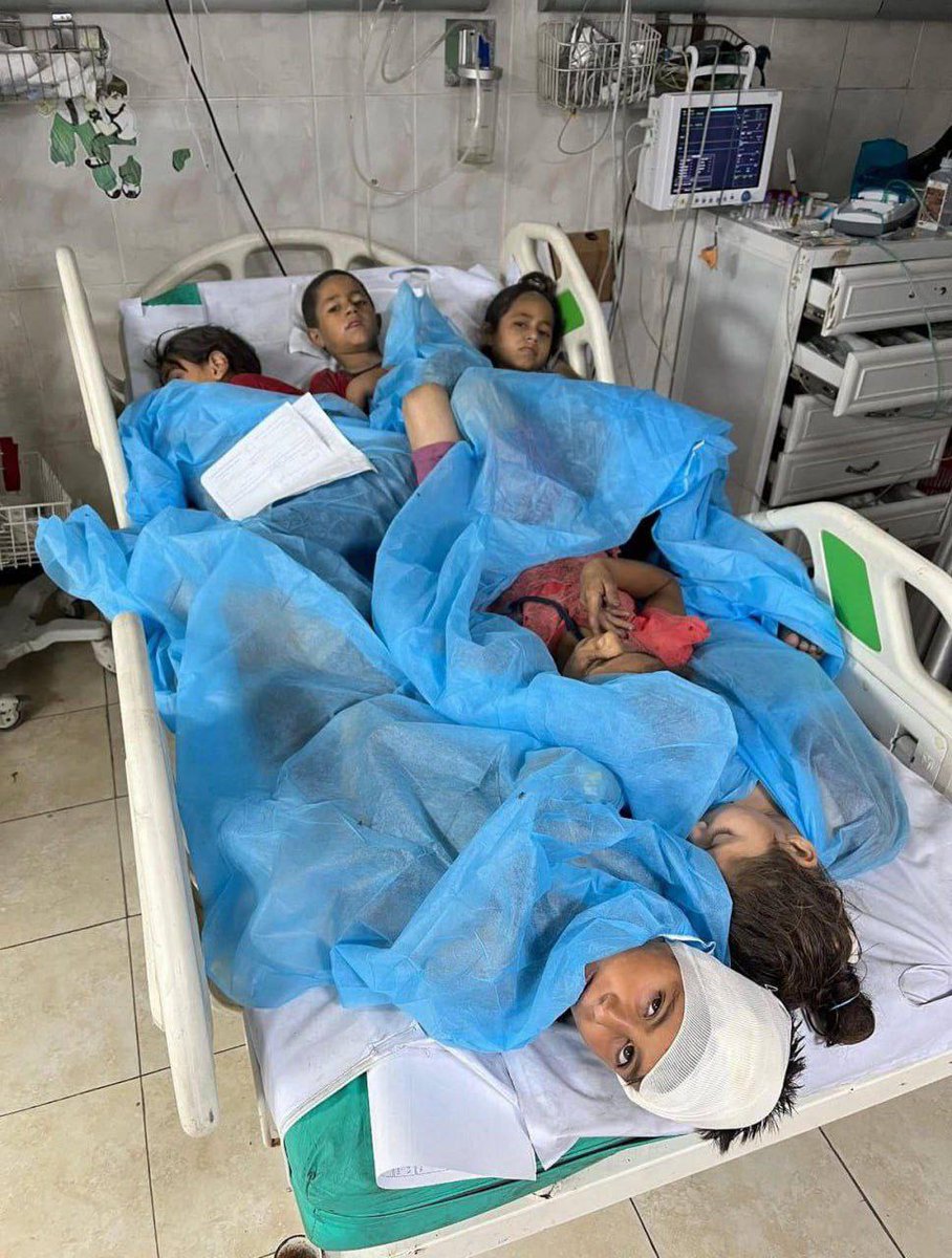 في غزة، تحوّل المشهد الطبي إلى كارثة إنسانية؛ فكل سرير في المستشفيات المكدّسة بالمصابين بات يحتضن ستة أطفال دفعة واحدة، في صورة تجسد عمق المأساة وحجم الكارثة الصحية الناتجة عن العدوان والحصار.💔🖤